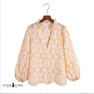 Kowie Korea  Linda ( 272 )  เสื้อแขนยาวสีขาวครีมปักฉลุลายสับปะรดสีเหลือง price 690฿ พร้อมส่ง