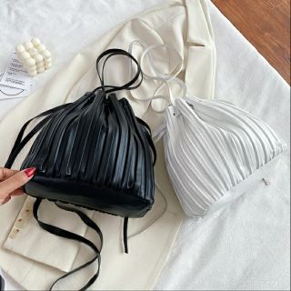 New Hobby Pleated Bag กระเป๋าหนังสะพายข้างสไตล์มินิมอล