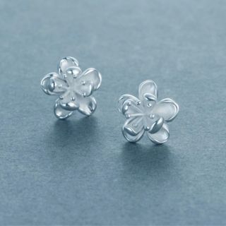 ต่างหูดอกไม้ • Silver Flower Earrings