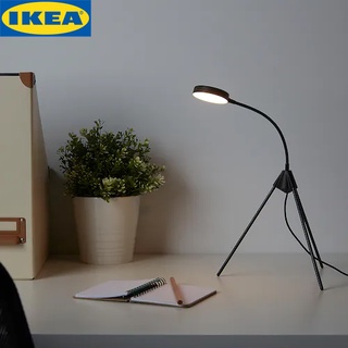 IKEA TRETTIOTRE เทร็ตตีเทรีย โคมไฟตั้งโต๊ะ LED, ดำ พร้อมหลอด LED ในตัว ปรับทิศทางแสงได้ตามต้องการ โดยปรับที่โป๊ะโคม