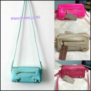Charles &amp; Keith
กระเป๋าสะพายขนาดกระทัดรัด
หนังไม่เรียบมี texture