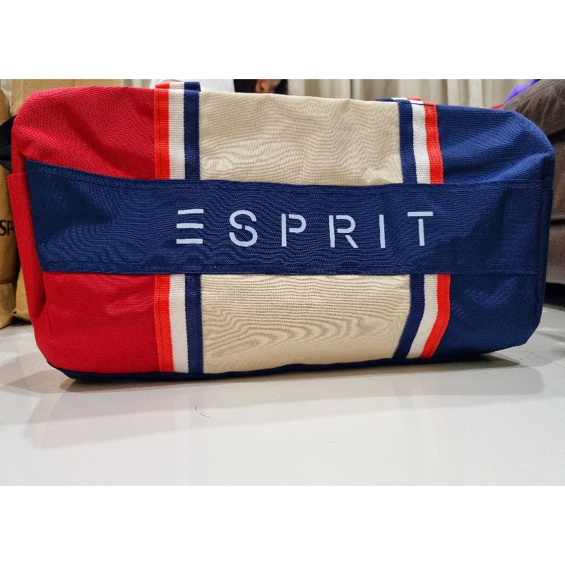 กระเป๋า ESPRIT สำหรับใส่ของใส่เสื้อผ้า