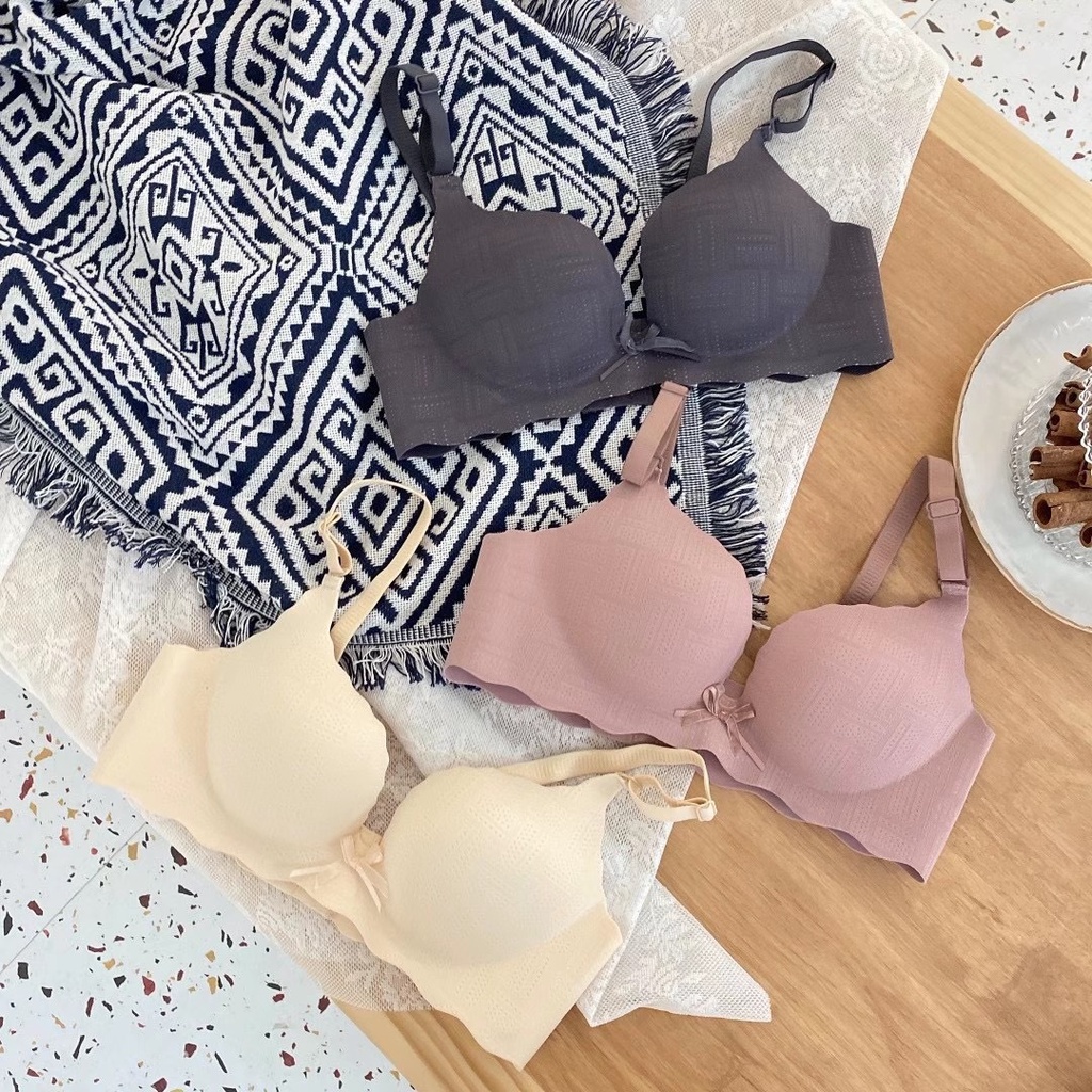 สินค้าพร้อมส่งจากไทย LoveIs Bra (N672) เสื้อในไร้โครง 3 ตะขอ แต่งโบว์หน้าพร้อมจี้เพชร หรูหราน่าใส่