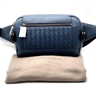 New Bottega Belt Bag in Dark Navy  (โทนสีกรมท่าเข้ม อะไหล่ดำ) ซีลอะไหล่ทุกจุด Size 21 x 14 x 6 CM