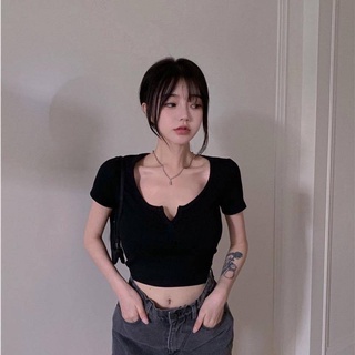 เสื้อครอปคอวีเว้าแขนสั้น เอวลอย  (ผ้าคอตตอน) ทรงสวย