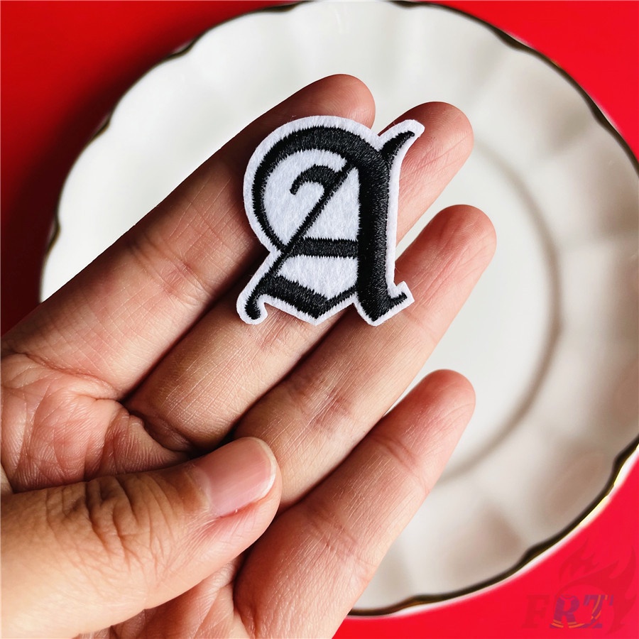 ☸ แผ่นแพทช์รีดร้อน ลายตัวอักษรภาษาอังกฤษ Q-1 ขนาดเล็ก สีดํา สไตล์โกธิค ☸ แผ่นแพทช์ รีดติดเสื้อผ้า ปักลาย DIY 1 ชิ้น