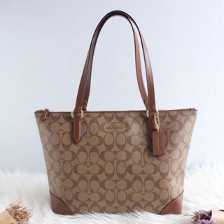 Coach F29208 Zip top tote ขนาดกำลังดี น้ำหนักเบา ใส่ของได้เยอะค่ะ ขนาด 14" (L) x 10" (H) x 4 1/4" (W)