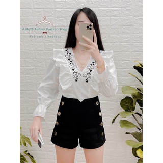 เสื้อขาว ลูกไม้  ปักคอแพง ปักนูนๆ ลายสวยรับซัมเมอร์ แนวโบฮีเมี่ยนเล็กๆ อก 32 -38 ยาว 22 นิ้ว