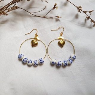 Blue on flower ceramics with brass heart earrings