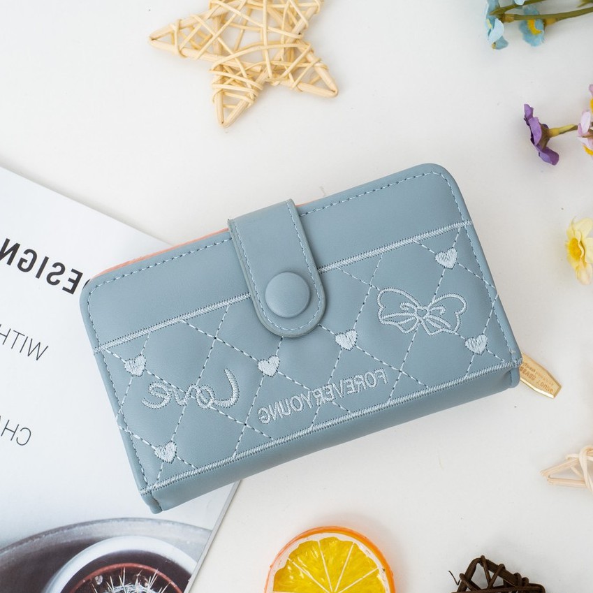 กระเป๋าสตางค์ Forever Young  ใบกลาง 2พับ 1ซิปรอบ หน้าปักลายใหม่มาเพิ่ม สวยทุกลาย  !!! (921105)