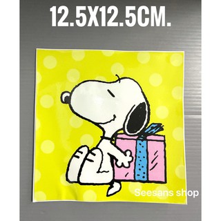 สติกเกอร์สูญกาศ ติดแผ่นป้ายภาษี พรบ. รถยนต์ ลาย#snoopy กล่องของขวัญ