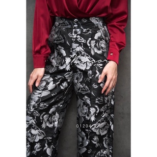 HOLoLa Pants••  กางเกงขากระบอกใหญ่ลายดอก แพทเทรินสวย เนื้อผ้านูนมีtextureสวยหรู ช่วงหน้าขาแต่งตีเกร็ด ขอบเอวสวย