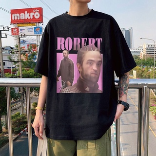 [100% Cotton] เสื้อยืดแขนสั้นลําลอง พิมพ์ลาย Robert Pattinson Standing Meme เข้ากับทุกการแต่งกาย สําหรับผู้ชาย 644459