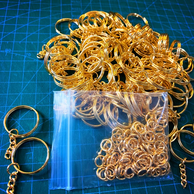 ห่วงกลม พวงกุญแจ สีทอง ครบชุด 100 ห่วงต่อ 1 ห่อ ขนา 2.3 ซม. เป็นทองชุบ