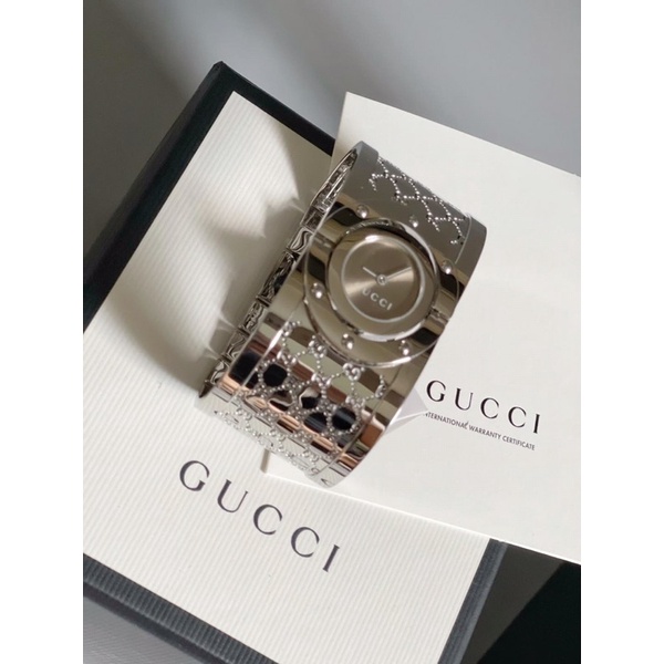 🦋สินค้าพร้อมส่ง🦋  New🍥 Gucci Twirl Watch กำไลเงิน หน้าปัดนำ้ตาล หน้ากว้าง 33mm. สายตัดได้ สวย เรียบ หรู ราคาดีมากก