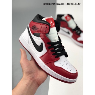 ❀✘Nike Air Jordan 1 mid SE-help Joe 1 AJ1 Casual กีฬาบาสเกตบอลกีฬารองเท้าวิ่งสีแดงสีขาวสีดำ