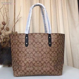 (แท้ 💯%‼) Coach TOWNTOTE IN SIGNATURE CANVAS COACH F76636