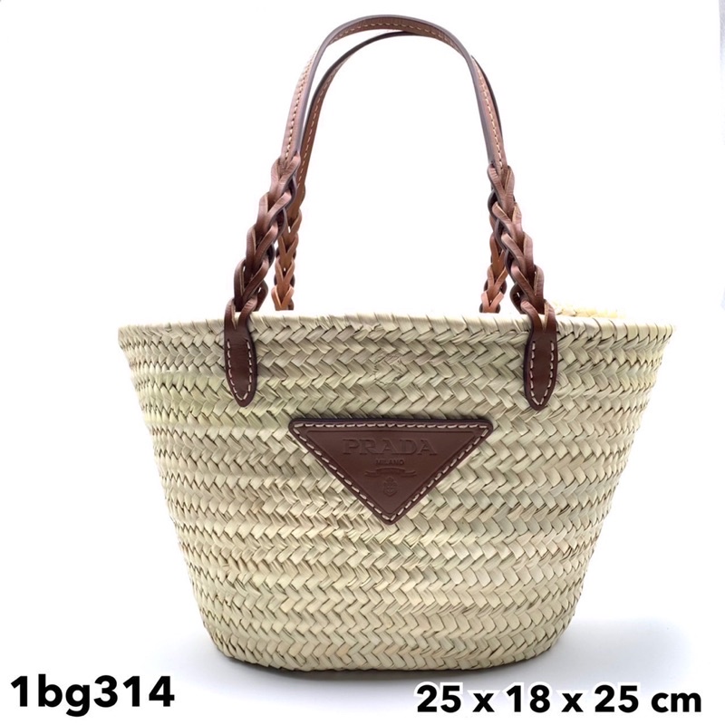 💥สอบถามstockก่อนกดสั่ง💥 Prada 1BG314 กระเป๋าสาน ตะกร้าสาน พราด้า ของแท้ woven palm and leather tote