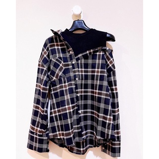 [พร้อมส่ง] เสื้อแขนยาวลายสก๊อตแต่งเว้าไหล่สีกรมงานป้าย