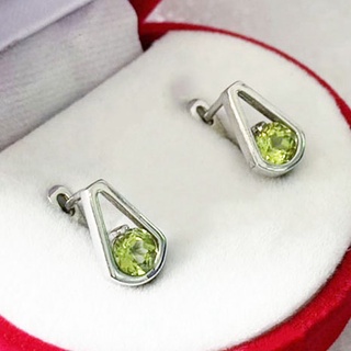 P6434 ต่างหูพลอยเพอริดอทแท้ ( Peridot ) แบบอิงลิชล็อค ตัวเรือนเงินแท้ 925 ชุบทองคำขาว