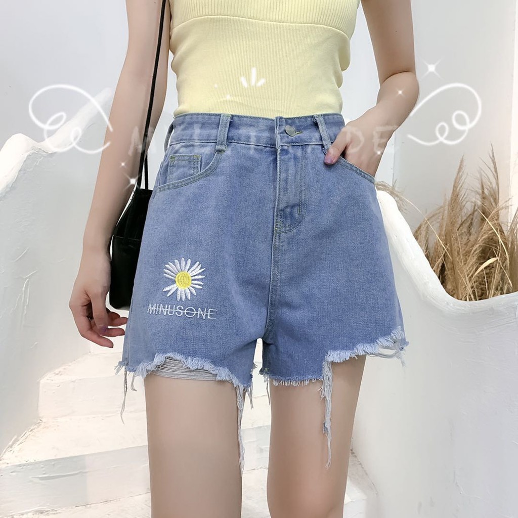 MKL กางเกงยีนส์ขาสั้นเอวสูง ลายปัก Daisy ด้านหน้า แต่งขาด ปลายรุ่ย #2043