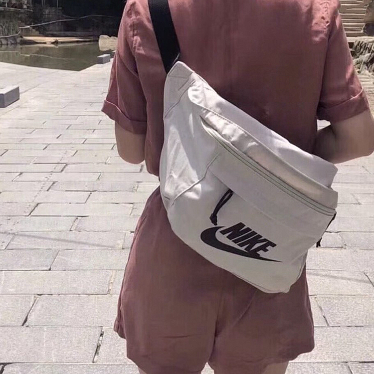 Nike วัง Yibo วรรคเดียวกันกระเป๋าสะพายขนาดใหญ่ Messenger ของผู้ชาย