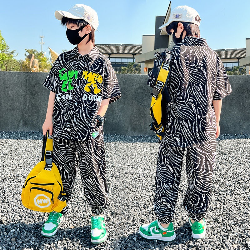 Ones ชุดเสื้อฤดูร้อนสำหรับเด็กผู้ชายฤดูร้อนปี เสื้อผ้าสไตล์ใหม่เท่และหล่อสำหรับเด็กผู้ชายแฟชั่นเน็ตนิยมแขนสั้นเสื้