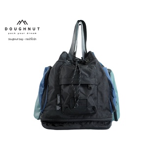 DOUGHNUT BAG : PYRAMID GO WILD SERIES : BLACK X NAVY ผลิตจากผ้าไนลอน ที่ได้จากการรีไซเคิลมาจากขยะในมหาสมุทร กระเป๋าโดนัท กระเป๋าเป้ กระเป๋าสะพายหลัง กระเป๋า กระเป๋าเดินทาง (รหัสสินค้า 09569)