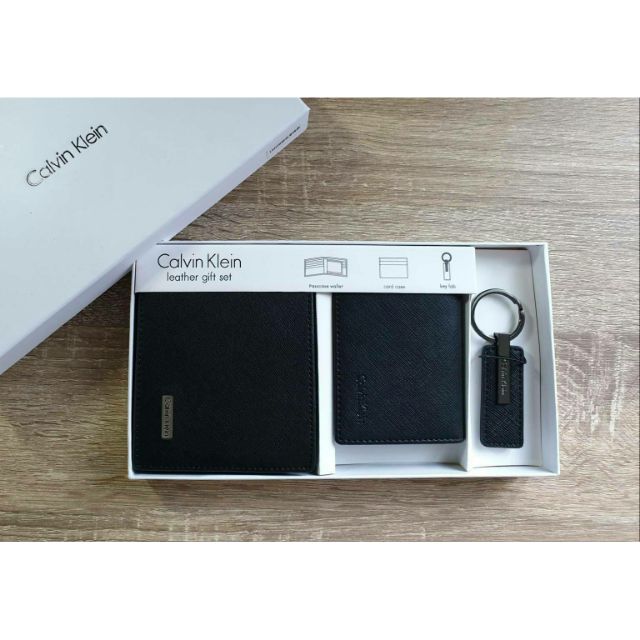 กระเป๋าสตางค์ 2 พับ เเบรนด์ Calvin Klein Leather Short Wallet With Key Fob Gift Box Set ของเเท้ 100%