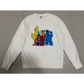 เสื้อสเวตเตอร์แขนยาว uniqlo x kaws sesame street