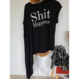 เสื้อยืดดำ ปลายเฉียงShit Happenสวยมากเท่จริง คนชอบเเหวกเเนวหน่อย