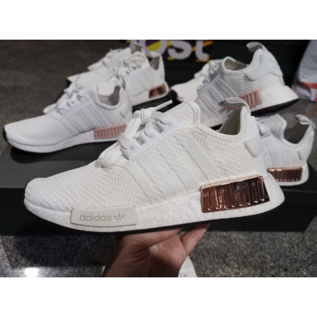 New Adidas NMD​ R1​ ขาวปลั๊ก​ชมพู​ metallic **มีตำหนิที่สีบูสขอบล่างจากการเก็บ รูปเพิ่มได้ค่ะ มือ1ของแท้​ พร้อมส่ง