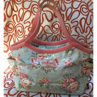 กระเป๋าทรงชอปปิ้ง. ลายดอก. แบรนด์ 💚💝^^Cath Kidston💓💛สภาพ 60%