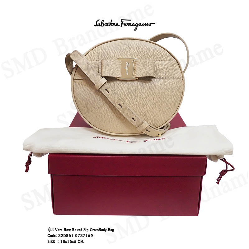 Salvatore Ferragamo กระเป๋าสะพายผู้หญิง รุ่น Vara Bow Round Zip CrossBody Bag Code: 22D861 0727159