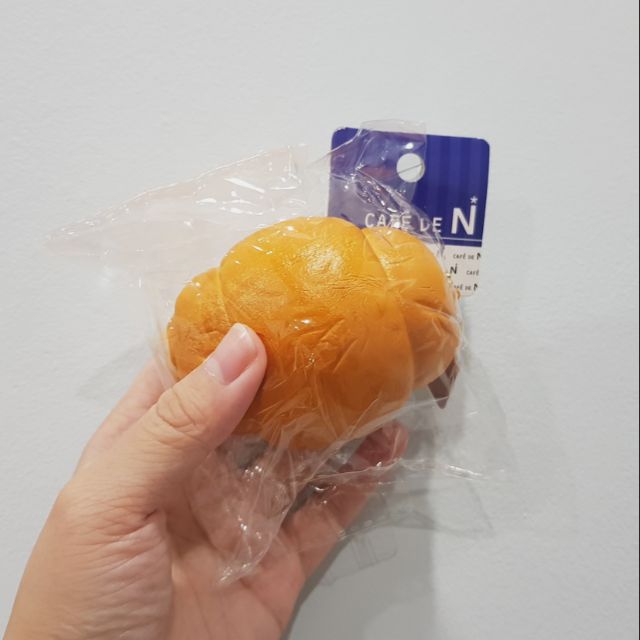 ของใหม่* สกุชชี่ขนมปังก้อน cafe de n 🍞🍞