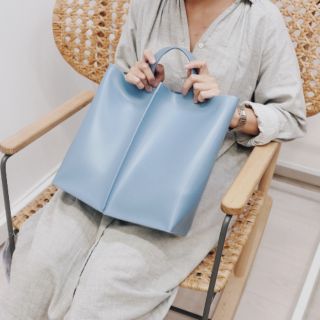 SIGNATURE TOTE II -​ Light blue กระเป๋าถือ WHITEOAKFACTORY ซิกเนเจอร์โท๊ต สีฟ้า