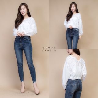 เสื้อครอปลูกไม้ แต่ง cutout ลายหยักที่คอเก๋ๆ ฉลุลายผ้าลูกไม้อย่างดีทั้งตัว