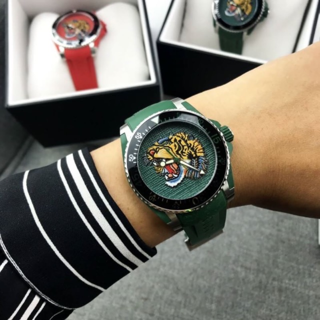 GUCCI Dive Embroidered Tiger Dial Silicone Strap Watch