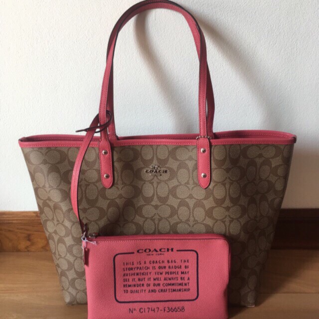New with tag! !กระเป๋า สะพายข้าง Coach f36658 reversible city tote สีstrawberry ของแท้🇺🇸