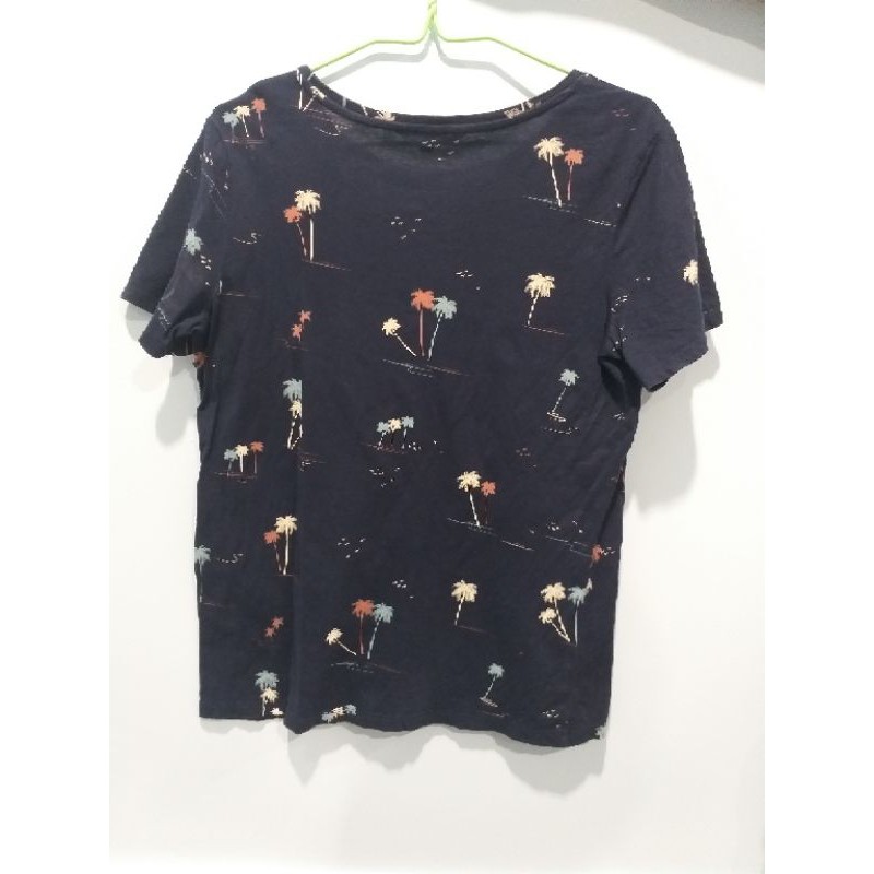 เสื้อยืด AIIZ มือสอง