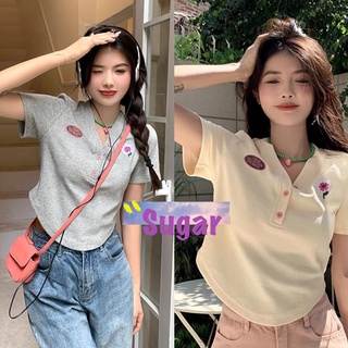 Sugar🌈พร้อมส่ง🌈เสื้อครอป ผ้าโปโล แขนสั้น รัดรูป ปลายเสื้อโค้ง คอกว้างมีกระดุมแกะได้(63410)