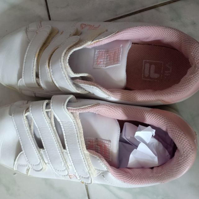 รองเท้าfillaมือสอง ของแท้