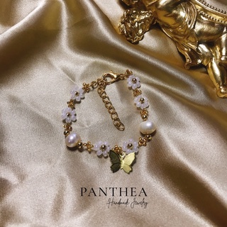 Pantheadesign (มุกแท้) สร้อยข้อมือลูกปัดลายดอกไม้ห้อยจี้ผีเสื้อ ประดับมุกแท้