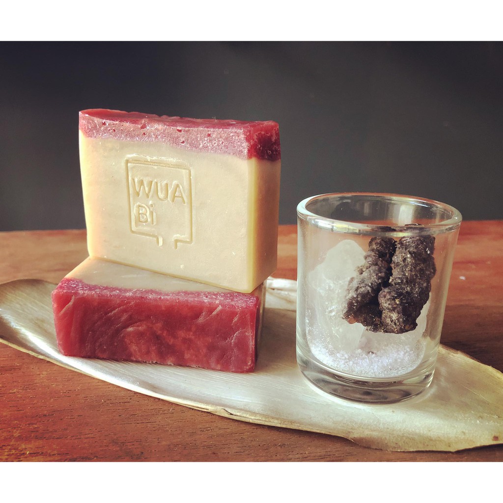 สบู่นมสดหน้าแดงครั่งกลิ่นแซนดัลวูด Wuabi Red Jelly Alum Sandalwood Milk ปริมาณ 90 g.