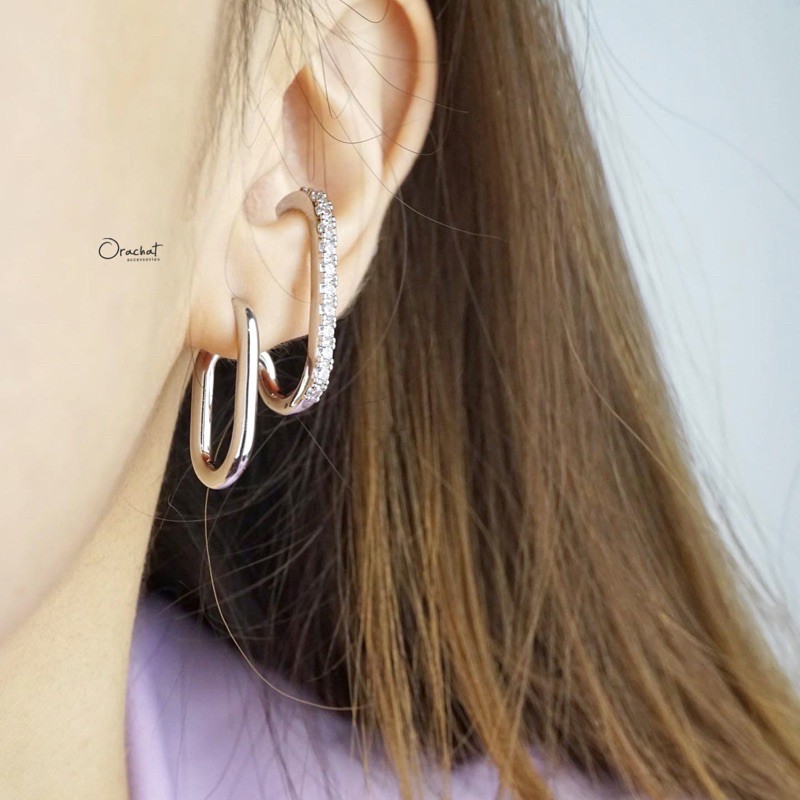 Double line M zane earrings. (ต่างหูงานชุบทองคำขาว เพชร CZ)