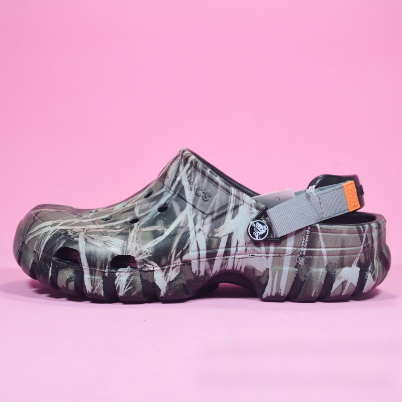 รองเท้า croc ผู้ชาย CLASSIC ALL-TERRAIN รองเท้าหัวโตผู้หญิง cross รองเท้าชายหาด น้ําหนักเบา ใส่สบาย เหมาะกับการเดินทาง สําหรับผู้ชาย#202651