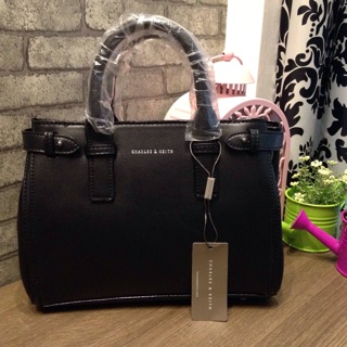 กระเป๋าทรงเหลี่ยม CHARLES MINI DUO SIDE BUCKLE HANDBAG