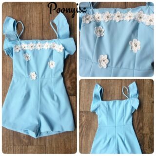 Pinploy
Jumpsuit ขาสั้น สายเดี่ยวเปิดไหล่ ด้านหน้าตกแต่งด้วยดอกไม้ที่สั่งทำมาพิเศษ