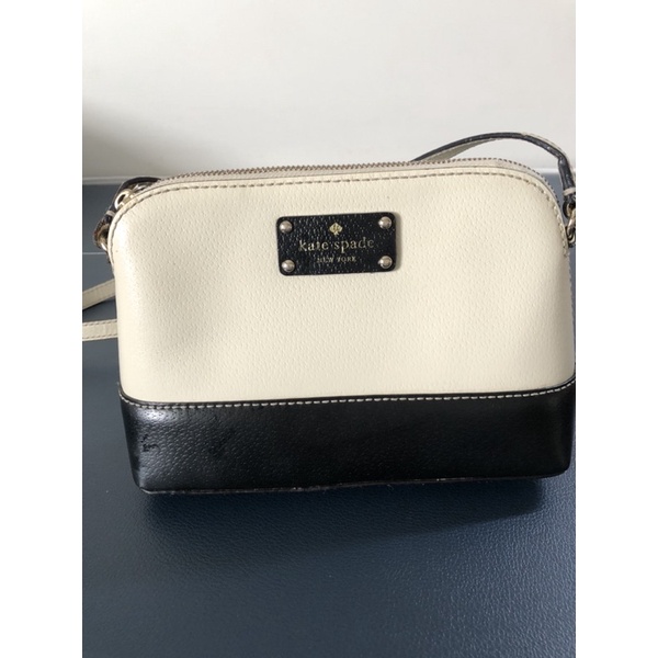 กระเป๋าKate Spadeแท้💯%รุ่น Bay Street Hanna Cross Body Handbag (สี Ivory &amp; black)เป็นสีทูโทน ทรงโดมค่ะ