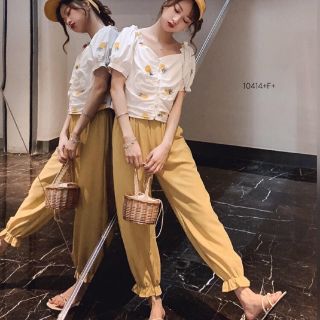 Set 2 ชิ้น เสื้อติดกระดุมเพชรหน้า ผ้าฝ้ายปักลายสับปะรด มาพร้อมกางเกงขายาว จั้มปลายขาระบาย
